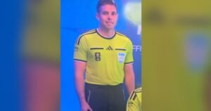 Árbitro mundial gesto supremacía
