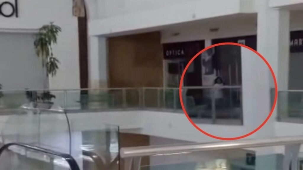 niña fantasma centro comercial