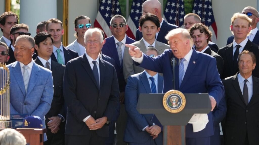 Demanda Trump fondos federales