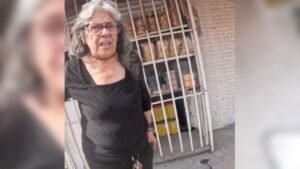 abuelita roba celular Coacalco