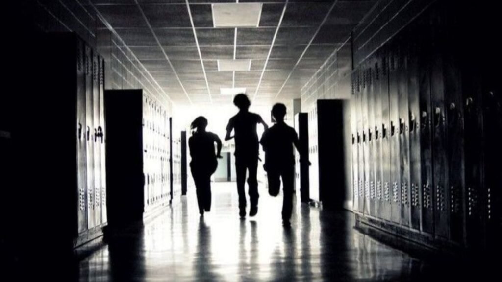 voces niños escuela vacía