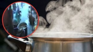 mujer cae olla hirviendo India