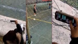 Chica revisando celular futbol