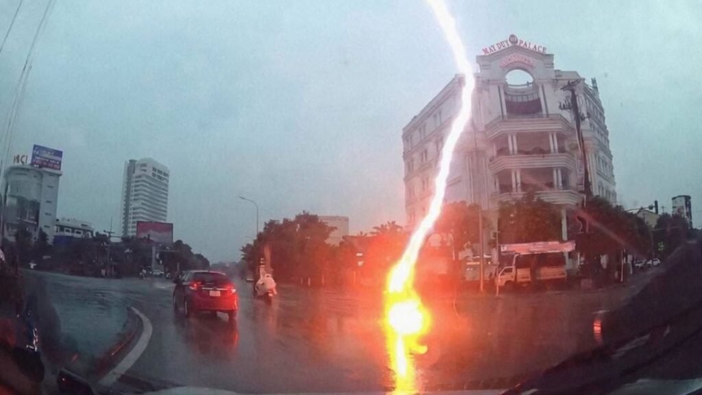 rayo impacta motociclista