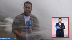 reportero alcanzado por ola