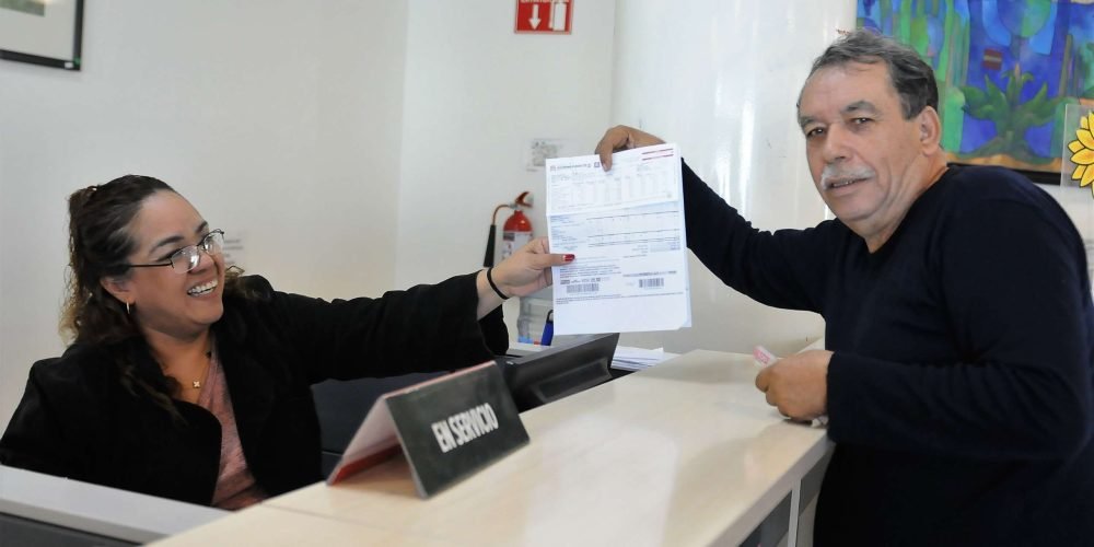 Acuden los primeros contribuyentes a realizar su pago del impuesto predial