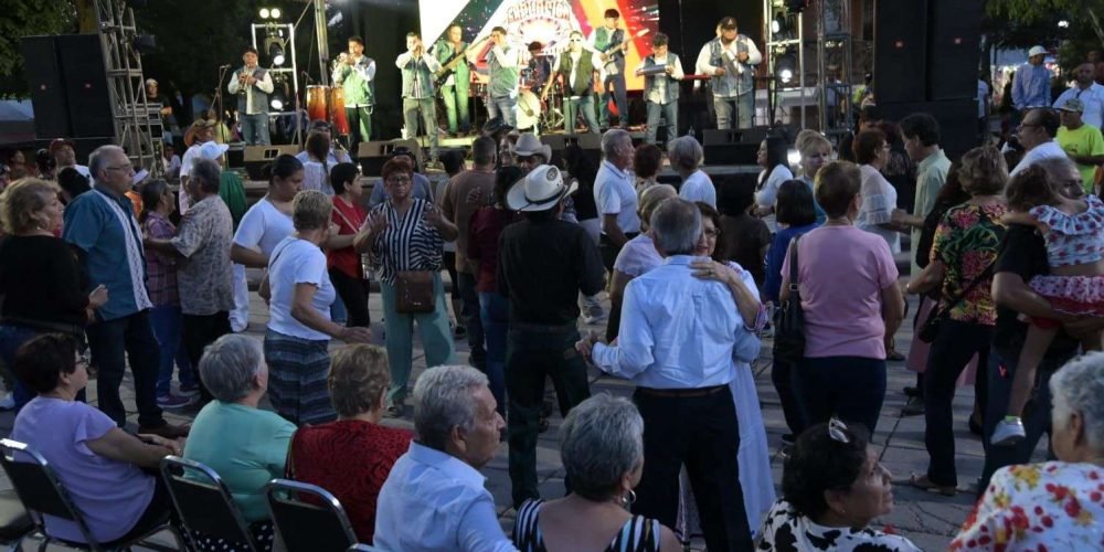 Adultos mayores disfrutaron del Baile del Recuerdo en la Plaza Principal
