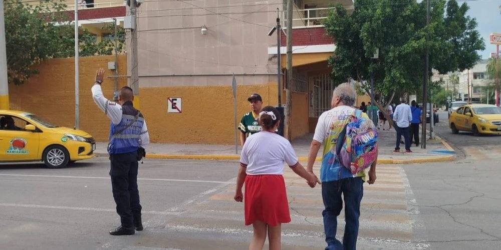 Agentes de Tránsito mantienen presencia en zonas escolares y de hospitales para reforzar la seguridad vial