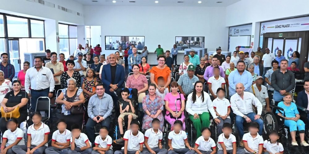 Alcaldesa Leticia Herrera Ale, entrega aparatos de movilidad a gomezpalatinos que viven con alguna discapacidad