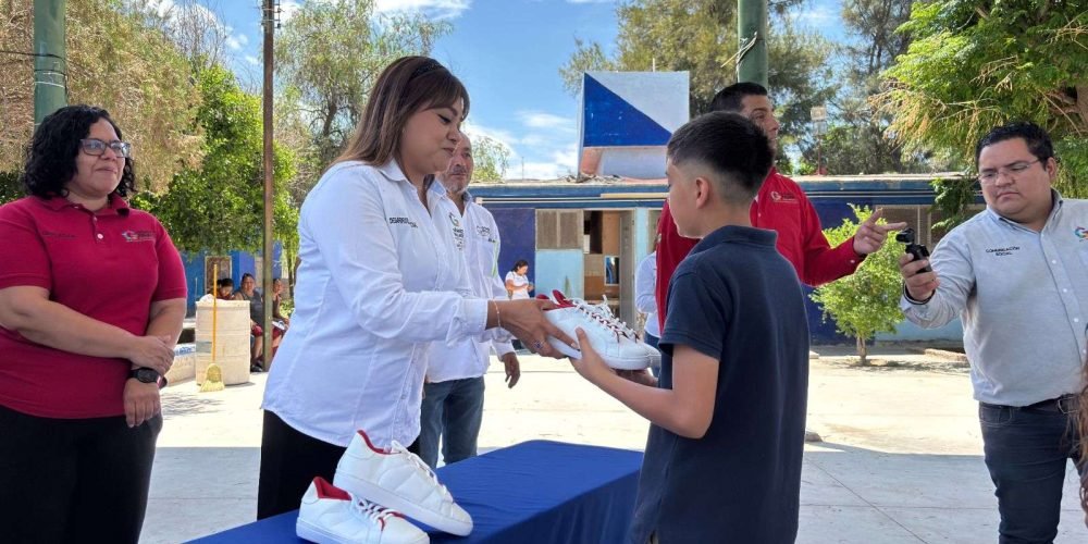 Apoya Ayuntamiento de Gómez Palacio a alumnos de la primaria Benito Juárez de Pastor Rouaix con entrega de calzado deportivo