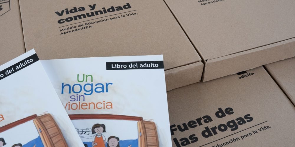 Apoyan a estudiantes de secundaria abierta con libros de texto gratuitos