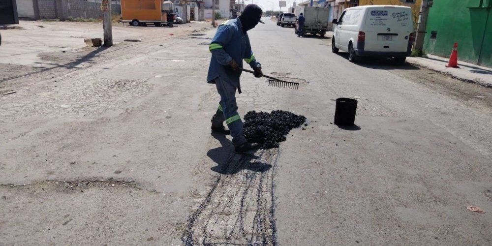 Avanza rehabilitación de vialidades en Gómez Palacio con trabajos permanentes de bacheo