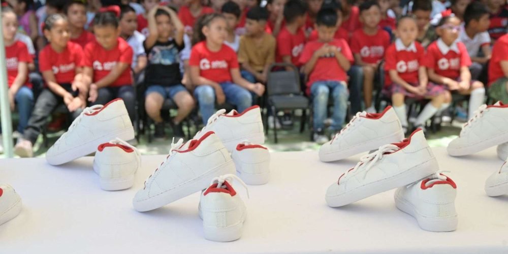 Ayuntamiento de Gómez Palacio entrega calzado deportivo a niñas, niños y adolescentes del DIF municipal