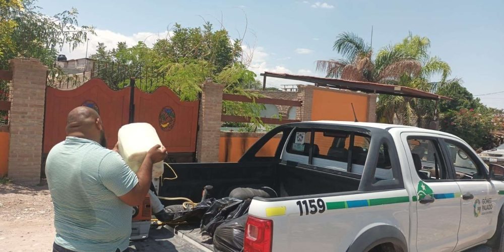 Ayuntamiento de Gómez Palacio fumiga contra garrapatas en comunidad rural