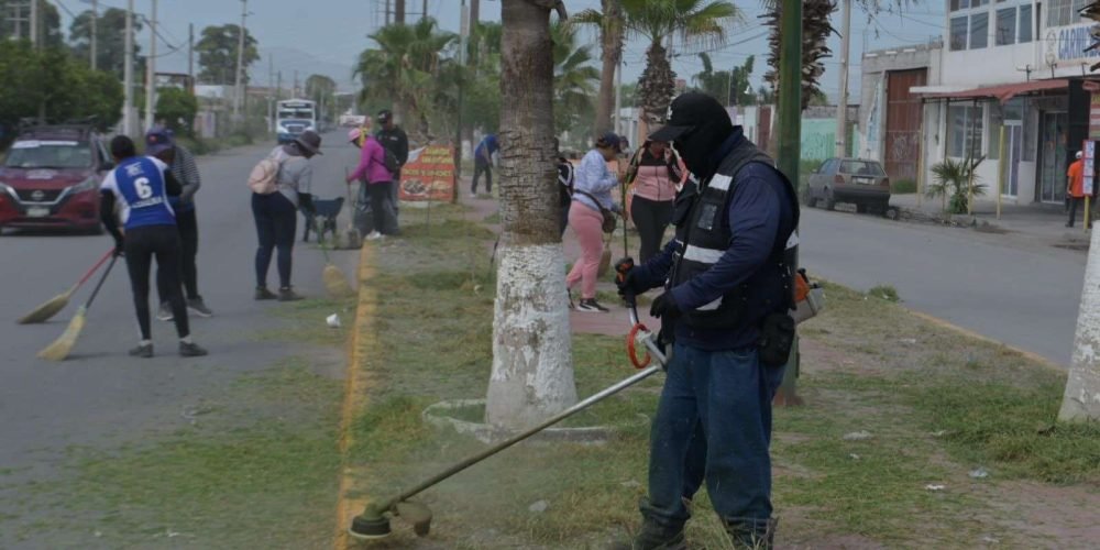 Ayuntamiento de Gómez Palacio refuerza acciones de limpieza en la Calzada Fundadores del sector Miravalle