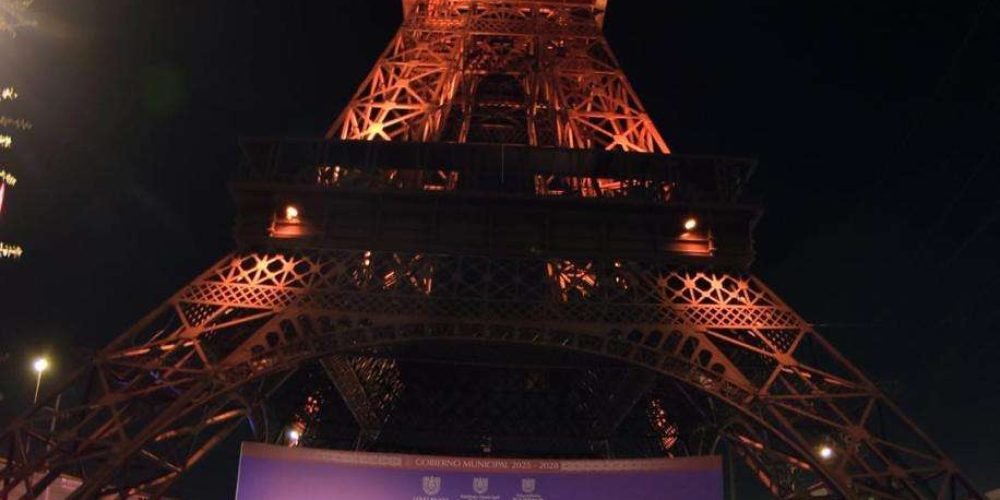 Betzabé Martínez enciende la Torre Eiffel “En memoria de las que ya no están”