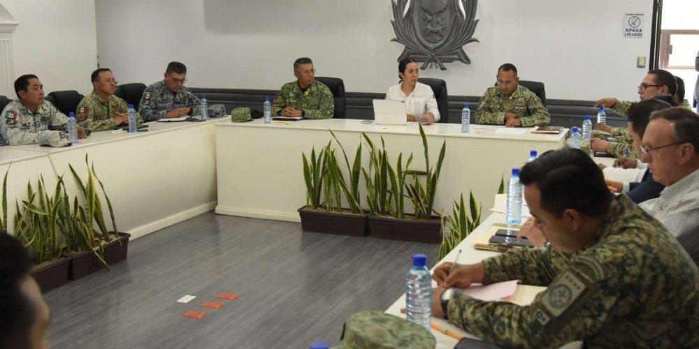 Betzabé Martínez se reúne con los Comandantes de la X y XI Región Militar