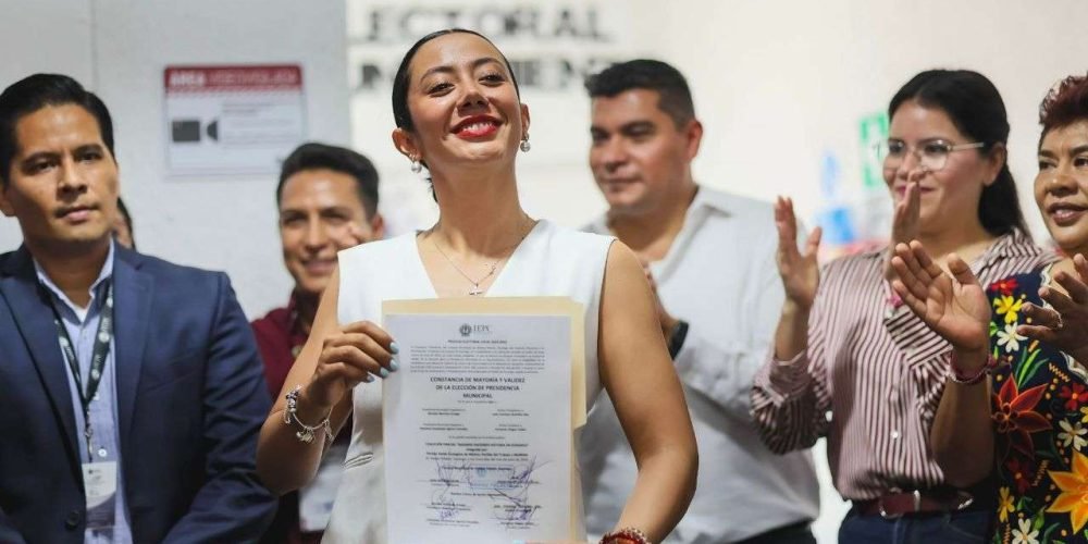 Betzabé al recibir la constancia de mayoría de votos2