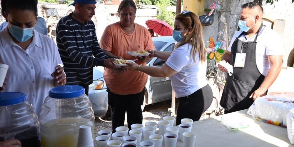 Brindan alimentos a damnificados del ejido El Vergel