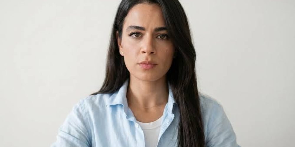 Cantante iraní Hiva Seyfizadeh recibe condena de 4 años por actuar ante público mixto
