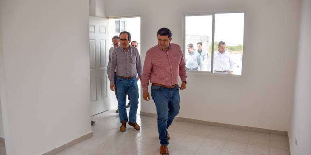 Coadyuva Homero Martínez a solucionar problema histórico de vivienda a familias de maestros en Lerdo