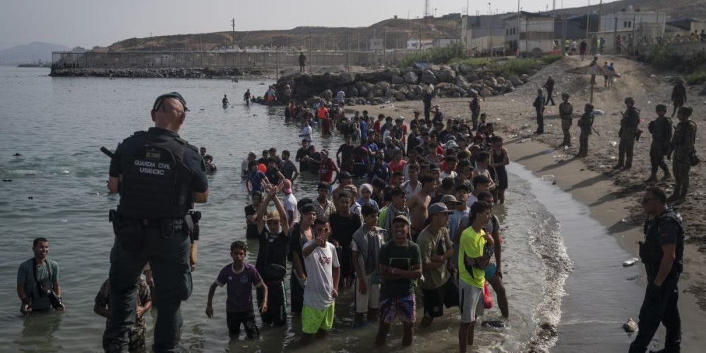 Crisis migratoria en Ceuta miles de personas cruzan hacia el enclave español