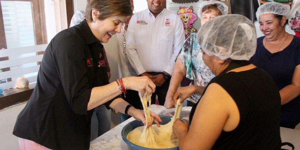 DIF Torreón realiza talleres de elaboración de pan de muerto en Centros Comunitarios