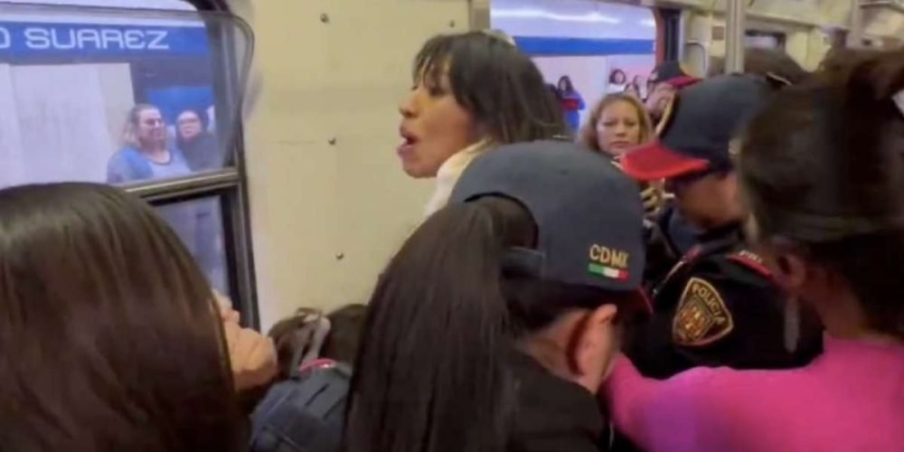 Desalojo de cuentista en el Metro CDMX desata enfrentamiento entre usuarias y policías