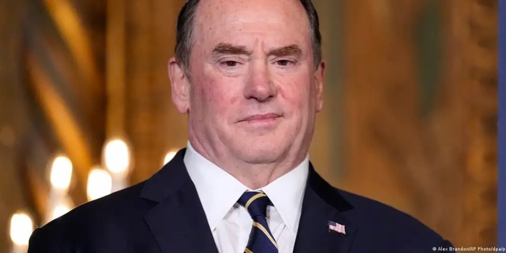 Destituido-John-Phelan