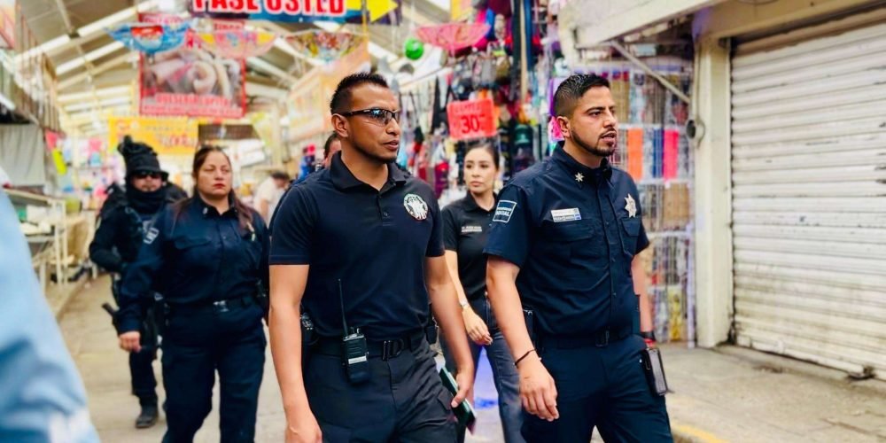 Director de la Policía de Torreón y titular del Grupo de Reacción sostienen reunión con locatarios del Mercado Alianza