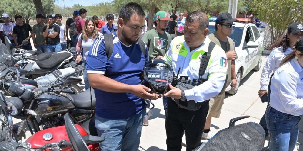 El Ayuntamiento de Gómez Palacio entrega de manera gratuita cascos a motociclistas que estudian en el medio rural