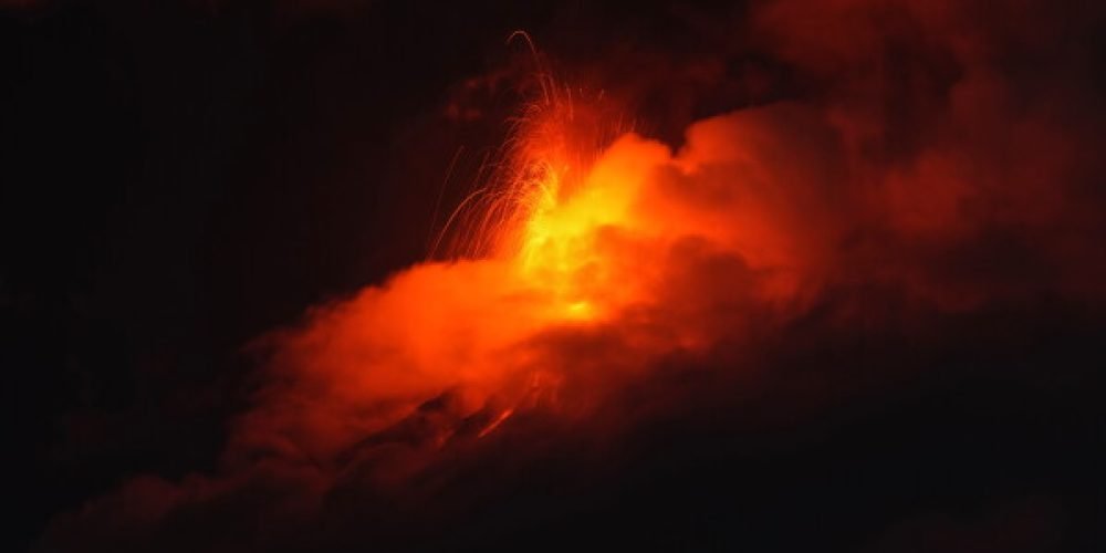 El Volcán de Fuego de Guatemala arroja lava y ceniza provoca evacuaciones y pone en alerta a las autoridades