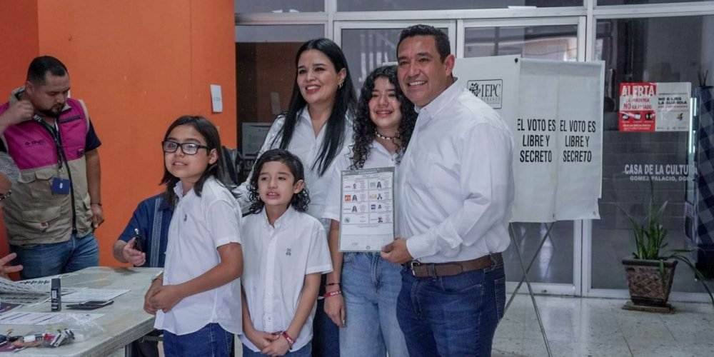 Emite Raúl Meraz su voto junto con su familia1