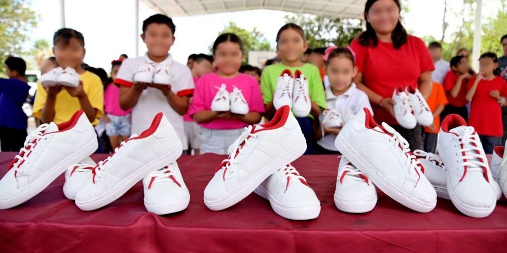 Entrega Ayuntamiento de Gómez Palacio calzado deportivo a alumnos de la primaria Narciso Mendoza1