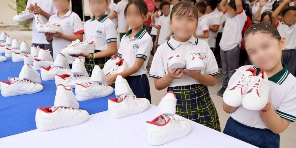 Entrega Ayuntamiento de Gómez Palacio calzado deportivo gratuito a estudiantes de la primaria Distribuidores Nissan 1971