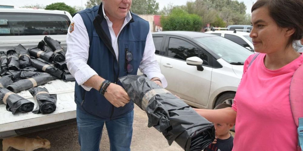 Entrega Ayuntamiento de Gómez Palacio hules a familias del medio rural afectadas por las lluvias