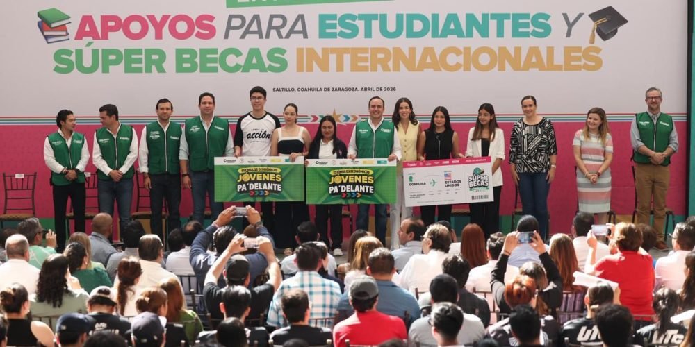 Entrega Gobernador súper becas a jóvenes por hasta 100 mil pesos