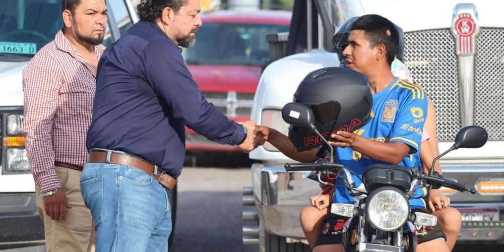 Entregan cascos certificados a motociclistas capacitados durante operativo de seguridad vial