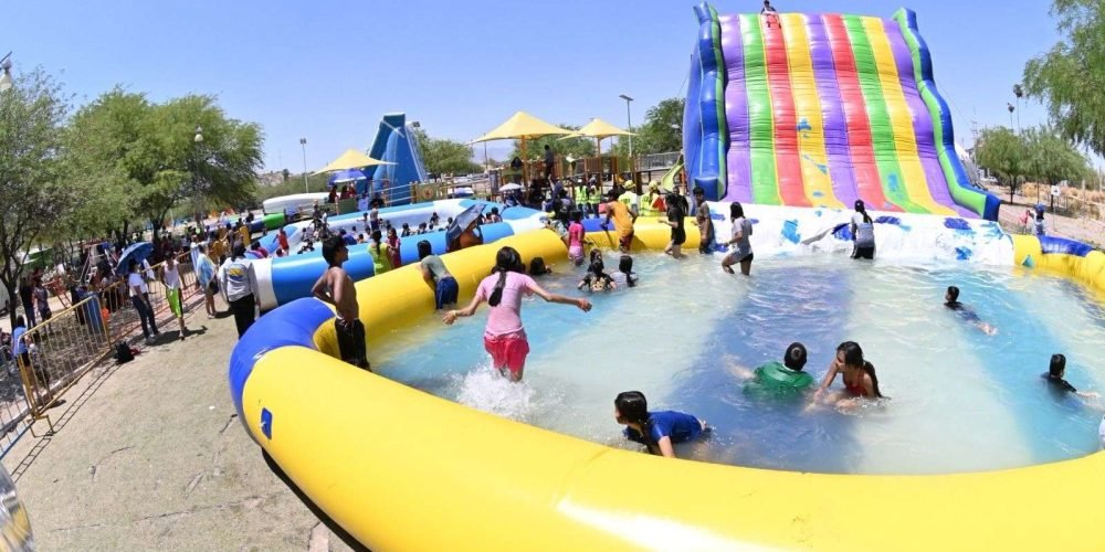 Estudiantes gomezpalatinos cumplen con su servicio social en el Parque Acuático La Esperanza