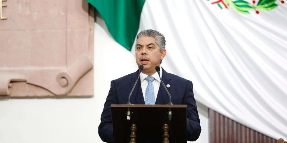 Facilitar la titulación y término de carreras universitarias, solicita Alfredo Paredes