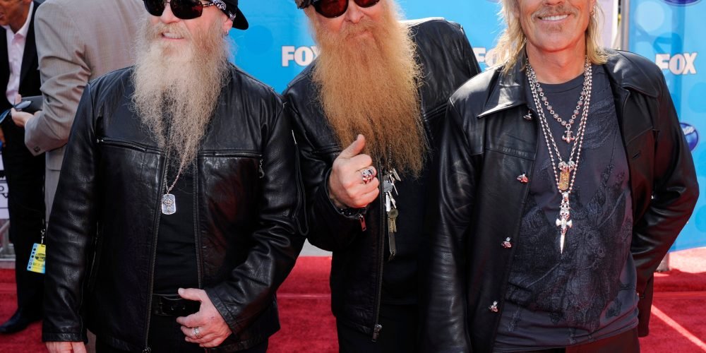 ARCHIVO - Dusty Hill (izquierda), Billy Gibbons y Frank Beard, de ZZ Top, aparecen en la final de "American Idol" en Los Ángeles el 21 de mayo de 2008. (Foto AP /Chris Pizzello, archivo)