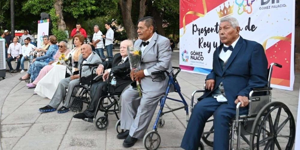 Festeja Ayuntamiento de Gómez Palacio a los adultos mayores