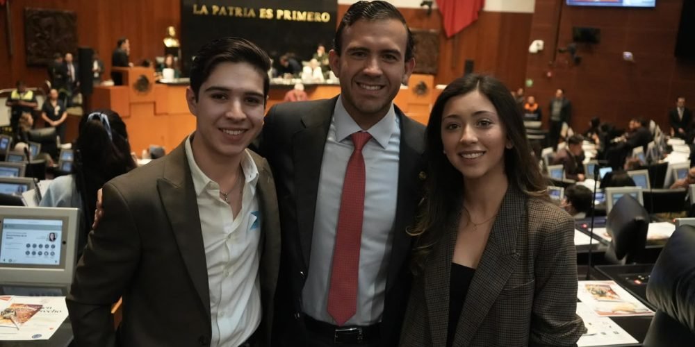 Gabriel Elizondo recibe en el Senado a estudiantes de Jurisprudencia de la UAdeC y destaca la importancia de la participación juvenil
