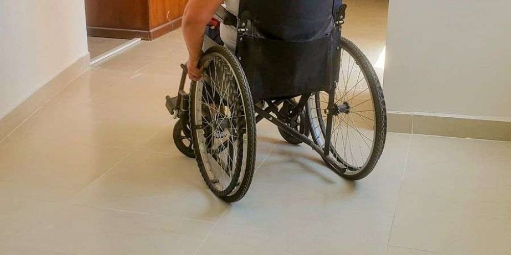 Habilitan acceso para que personas con problemas de movilidad puedan llegar a Salud Municipal utilizando elevador de presidencia