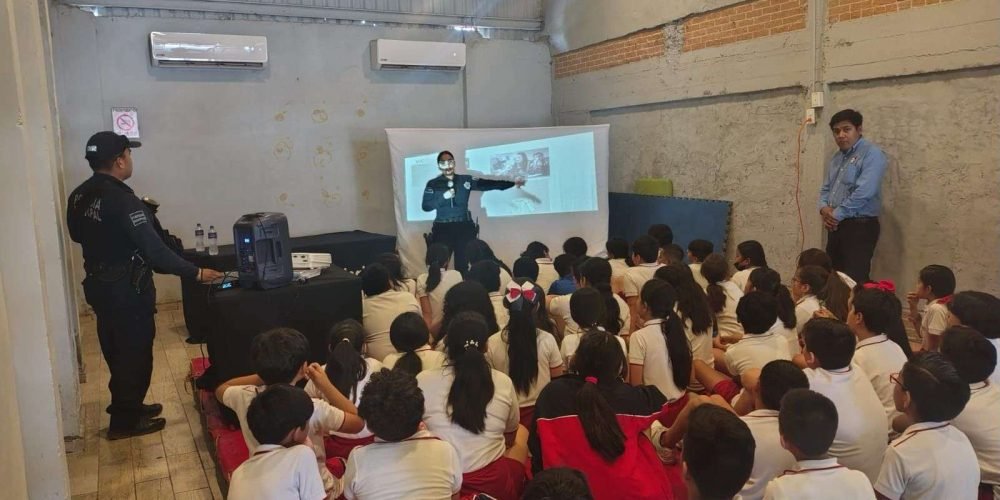Imparten plática sobre ciberacoso a estudiantes del Colegio San Roberto