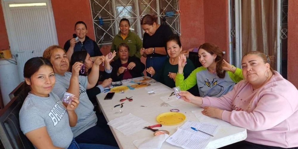 Imparten talleres de bisutería, productos de limpieza y pintura en tela en colonias de Gómez Palacio
