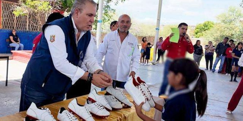 Impulsa Ayuntamiento de Gómez Palacio el deporte escolar en zona rural con entrega de calzado y equipamiento