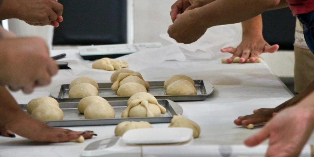 Inicia curso de elaboración de pan de muerto en Centro Comunitario Nueva California
