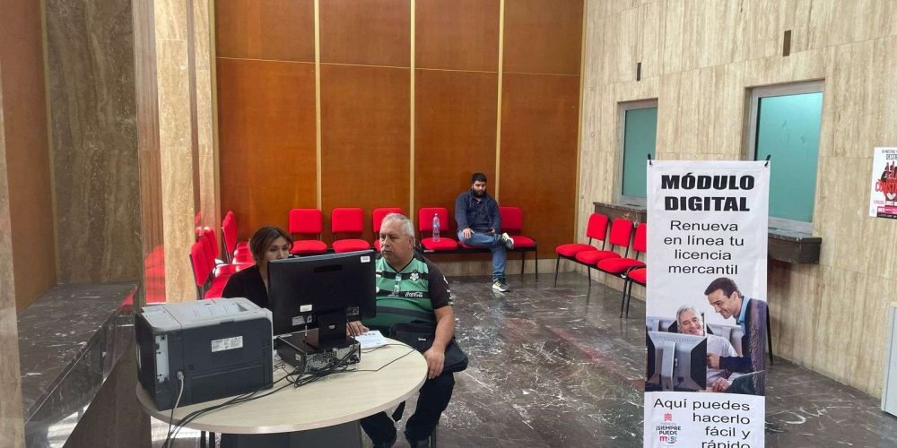 Instalan módulo digital que facilitará la renovación en línea de las licencias mercantiles en Torreón