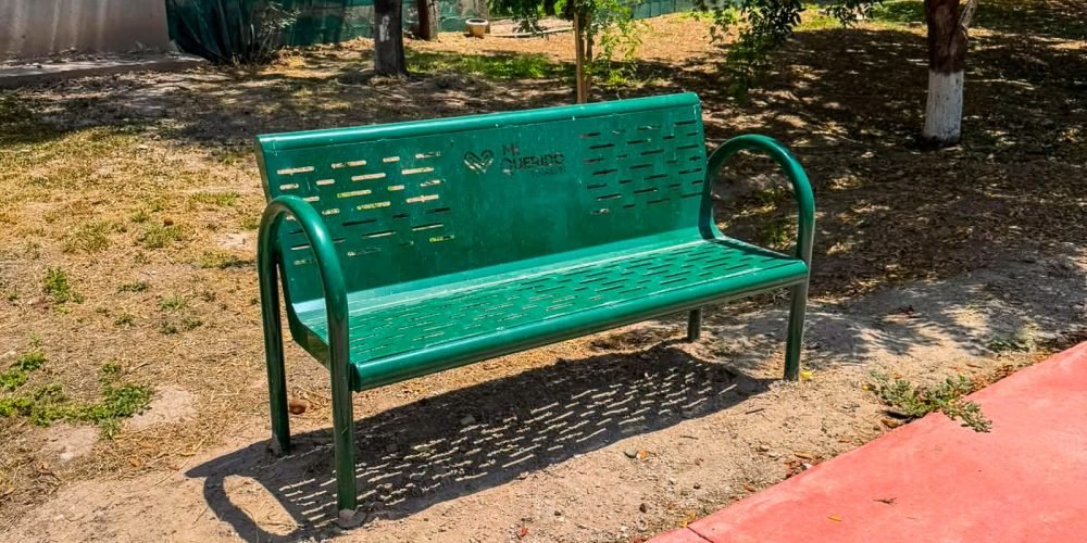 Instalan nuevo equipamiento urbano en plazas y espacios públicos de Torreón